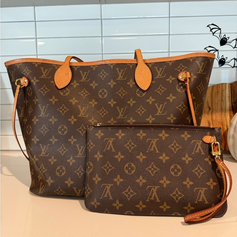 Louis Vuitton Neverfull MM bag and wristlet